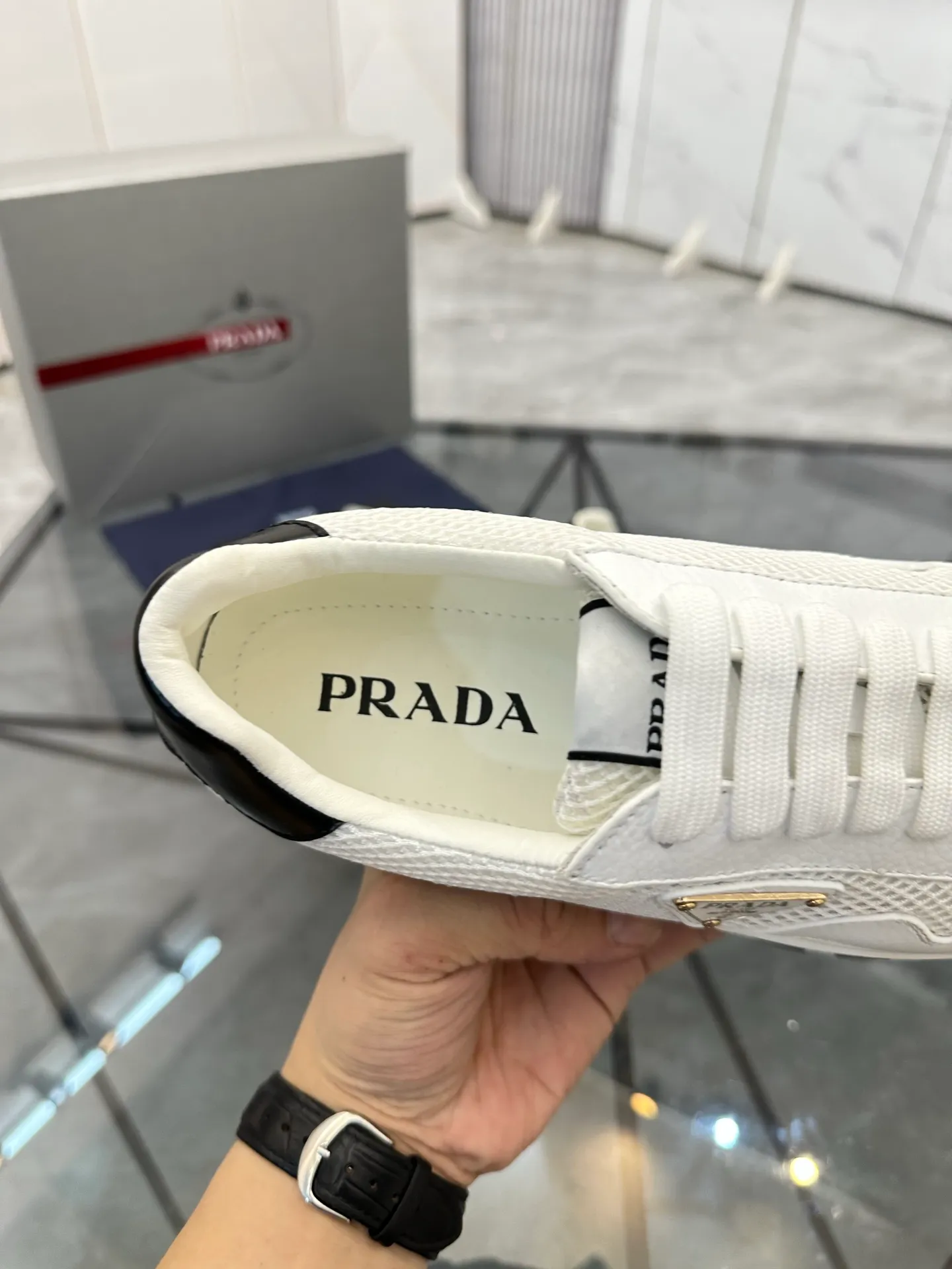 Men's shoes: 💰P600¥ High-end top quality Product trademark: Prada *"Prada*" low-top casual shoes Regular size: 38-45 (can be customized to 46) Product materials: imported first-layer cowhide stitching original material on the upper, water-dyed cowhide lining, cowhide foot pads, original outsole. No.: 001